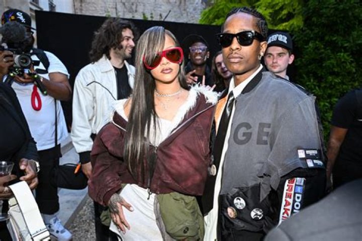 Rihanna & A$AP Rocky Kiss At ‘Rolling Loud’ Festival In Miami – Hollywood Life