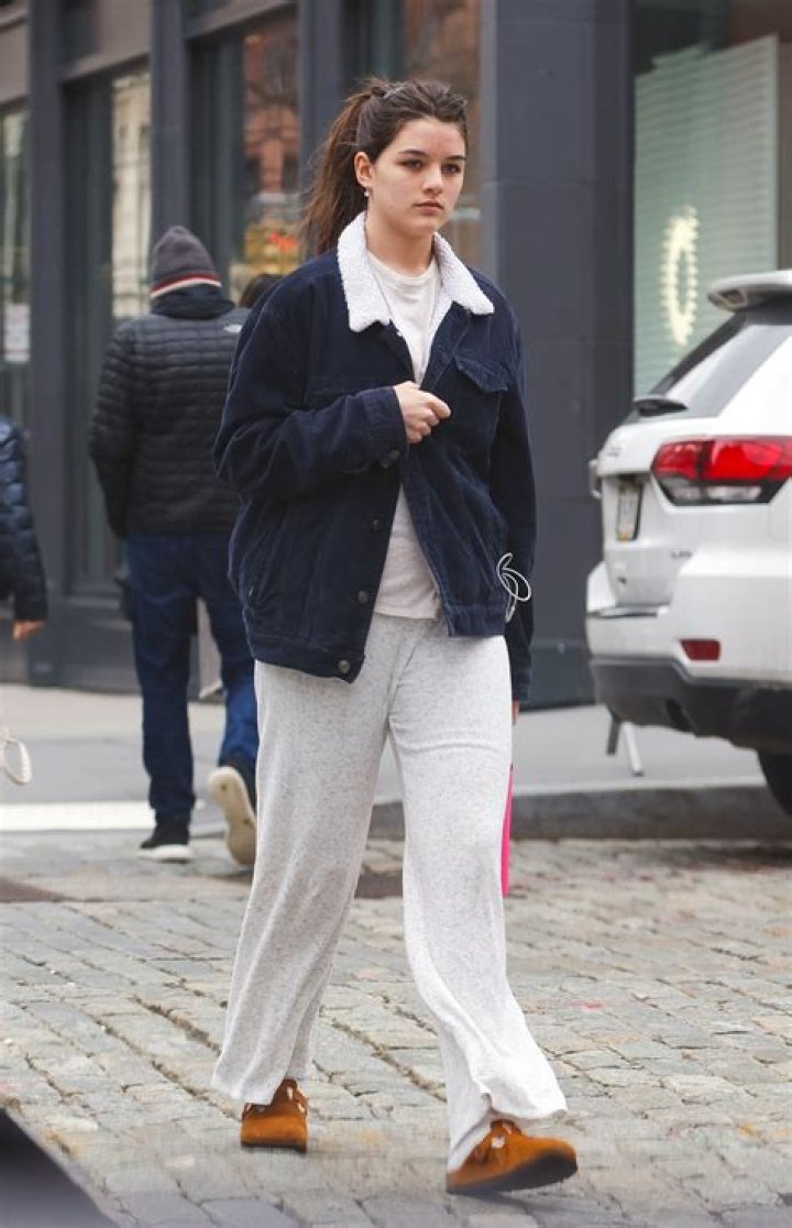 Suri Cruise, 15, Looks Like Mom Katie Holmes From The ’90s In Flare Jeans — Photo